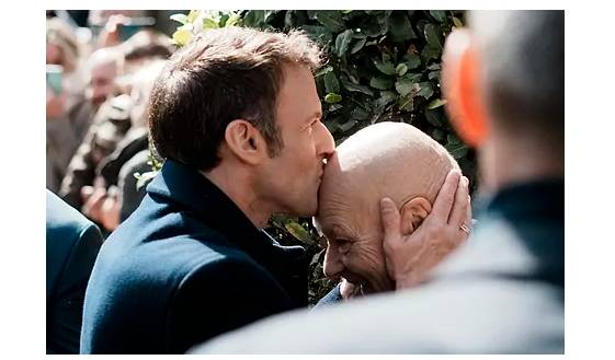 Macron election 2022 kiss